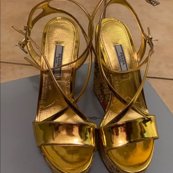 Prada Gold Wedges style Capretto lamina. - Picture 5 of 7